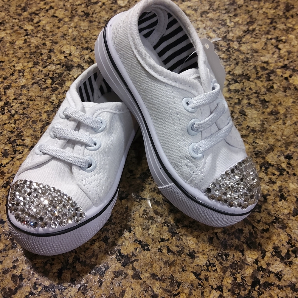 Kids tennie shoes